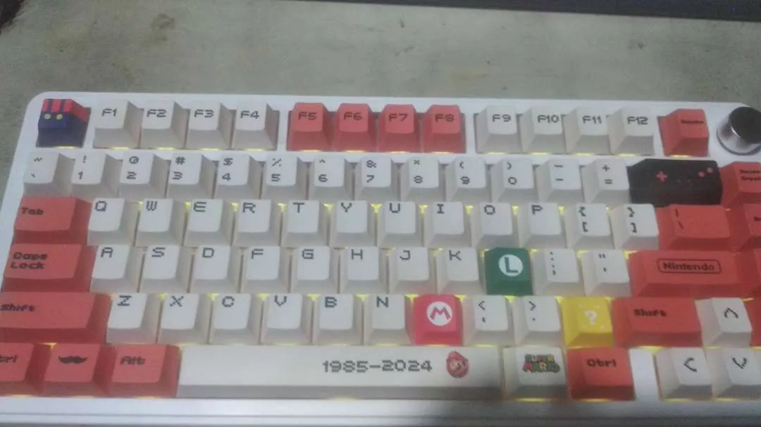 Keycap bàn phím Mario đỏ với chất liệu PBT profile Cherry dành cho các dòng bàn phím cơ 126 phím