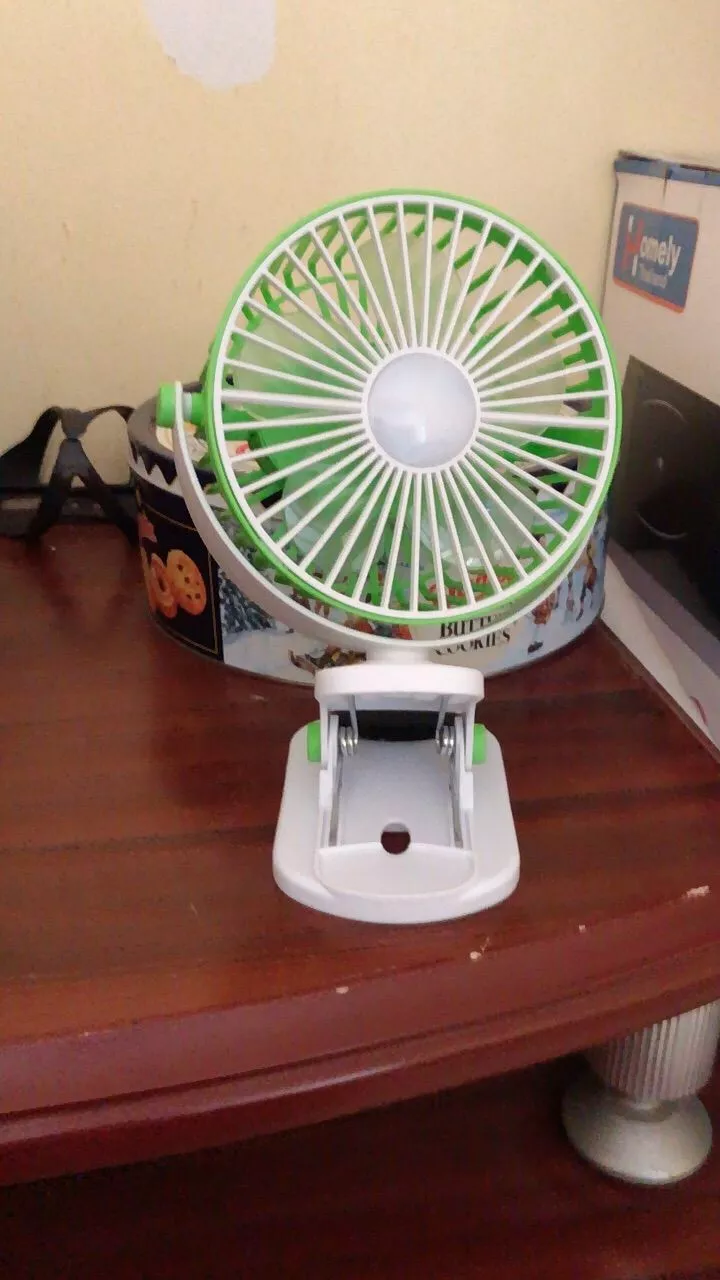 ( Loại 1) Quạt tích điện kẹp bàn mini để bàn 5 mức độ có đèn led pin 5000 MHA Và 10000 MHA cao cấp