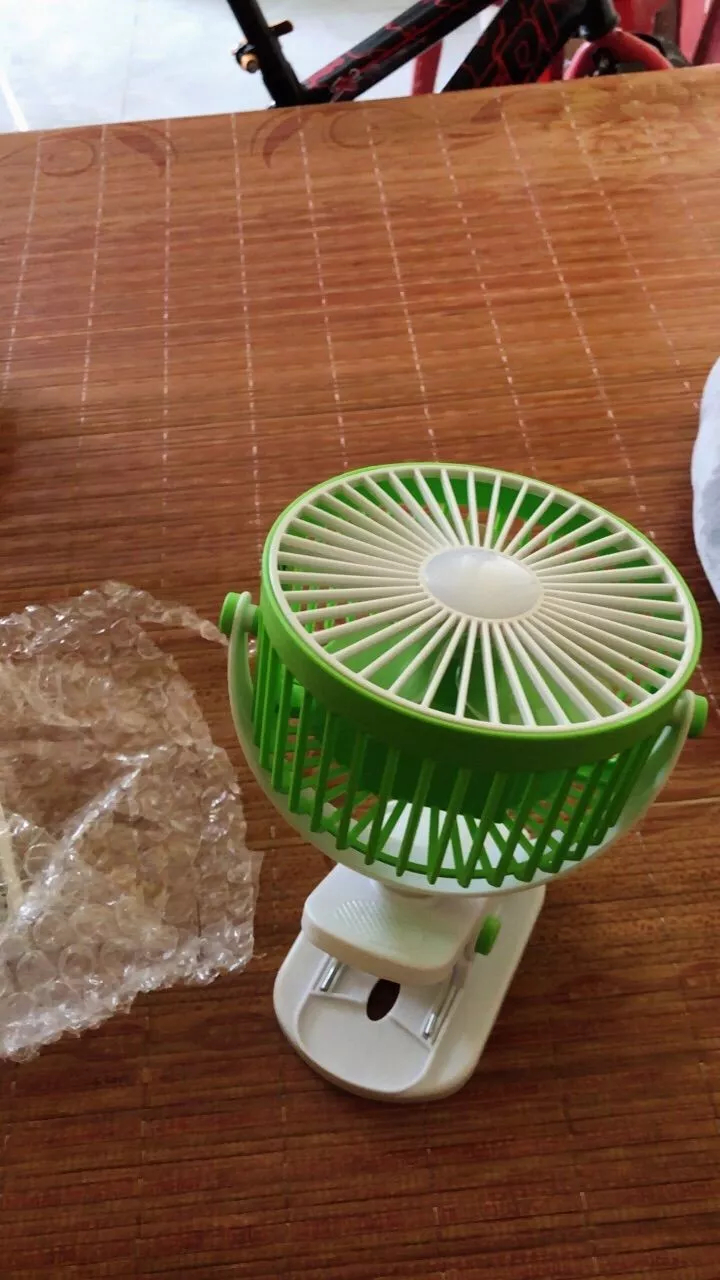 ( Loại 1) Quạt tích điện kẹp bàn mini để bàn 5 mức độ có đèn led pin 5000 MHA Và 10000 MHA cao cấp