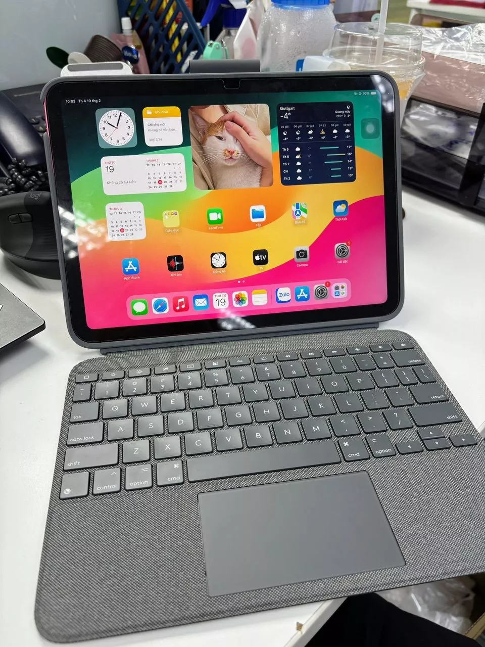 Bao da case kèm phím Logitech Combo Touch dành cho iPad Gen 10 (10.9 inch) - Tháo rời Trackpad