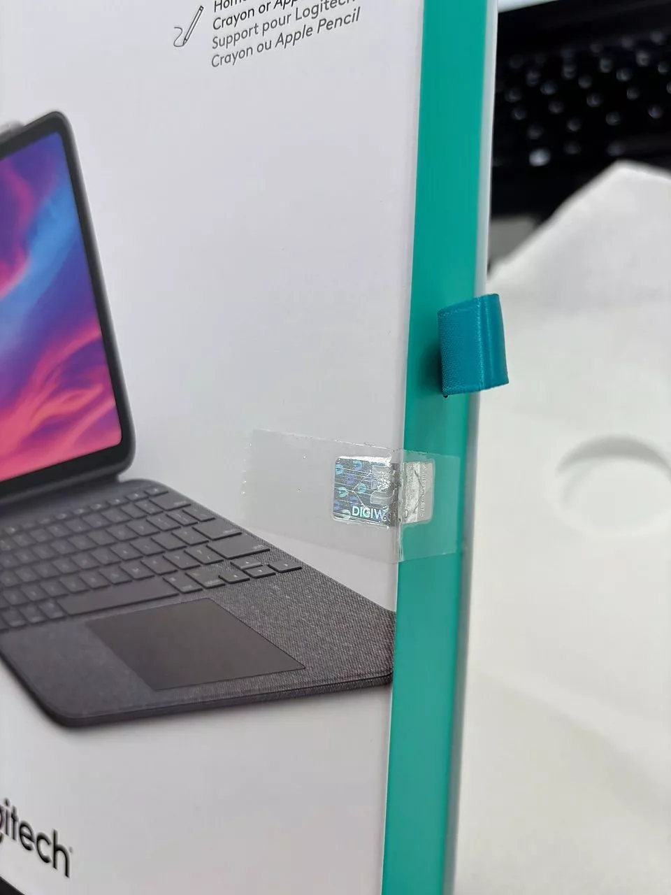 Bao da case kèm phím Logitech Combo Touch dành cho iPad Gen 10 (10.9 inch) - Tháo rời Trackpad