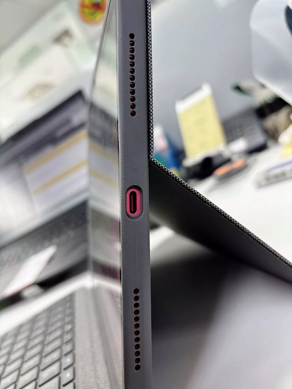 Bao da case kèm phím Logitech Combo Touch dành cho iPad Gen 10 (10.9 inch) - Tháo rời Trackpad
