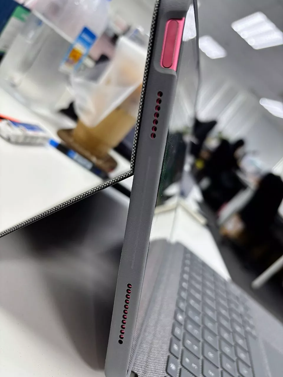 Bao da case kèm phím Logitech Combo Touch dành cho iPad Gen 10 (10.9 inch) - Tháo rời Trackpad