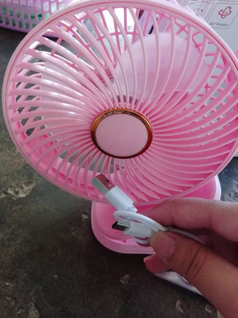 ( Loại 1) Quạt tích điện kẹp bàn mini để bàn 5 mức độ có đèn led pin 5000 MHA Và 10000 MHA cao cấp