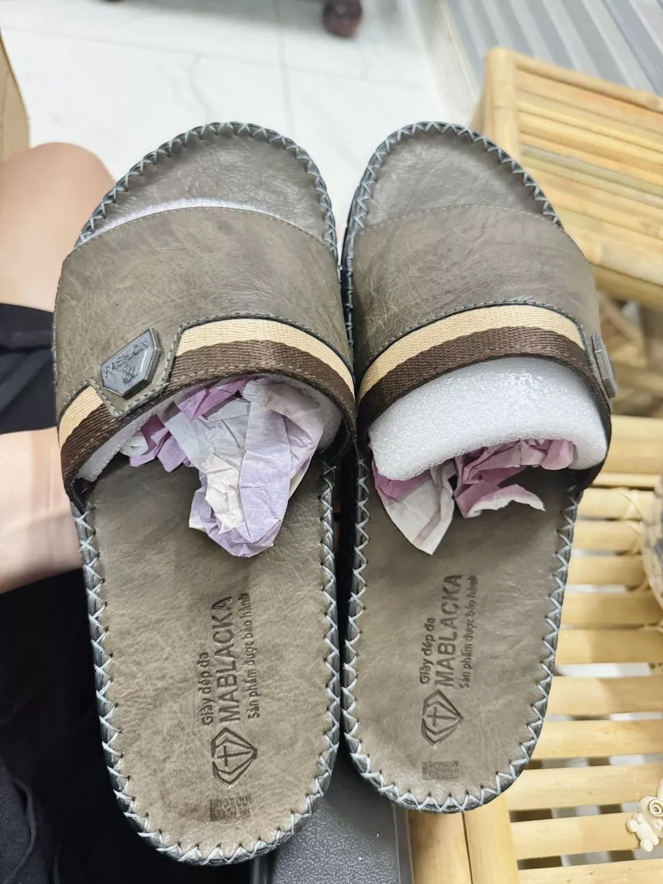 Dép da nam quai ngang đẹp, kiểu dáng trẻ trung, khâu đế chắc chắc, bền bỉ theo thời gian - S701