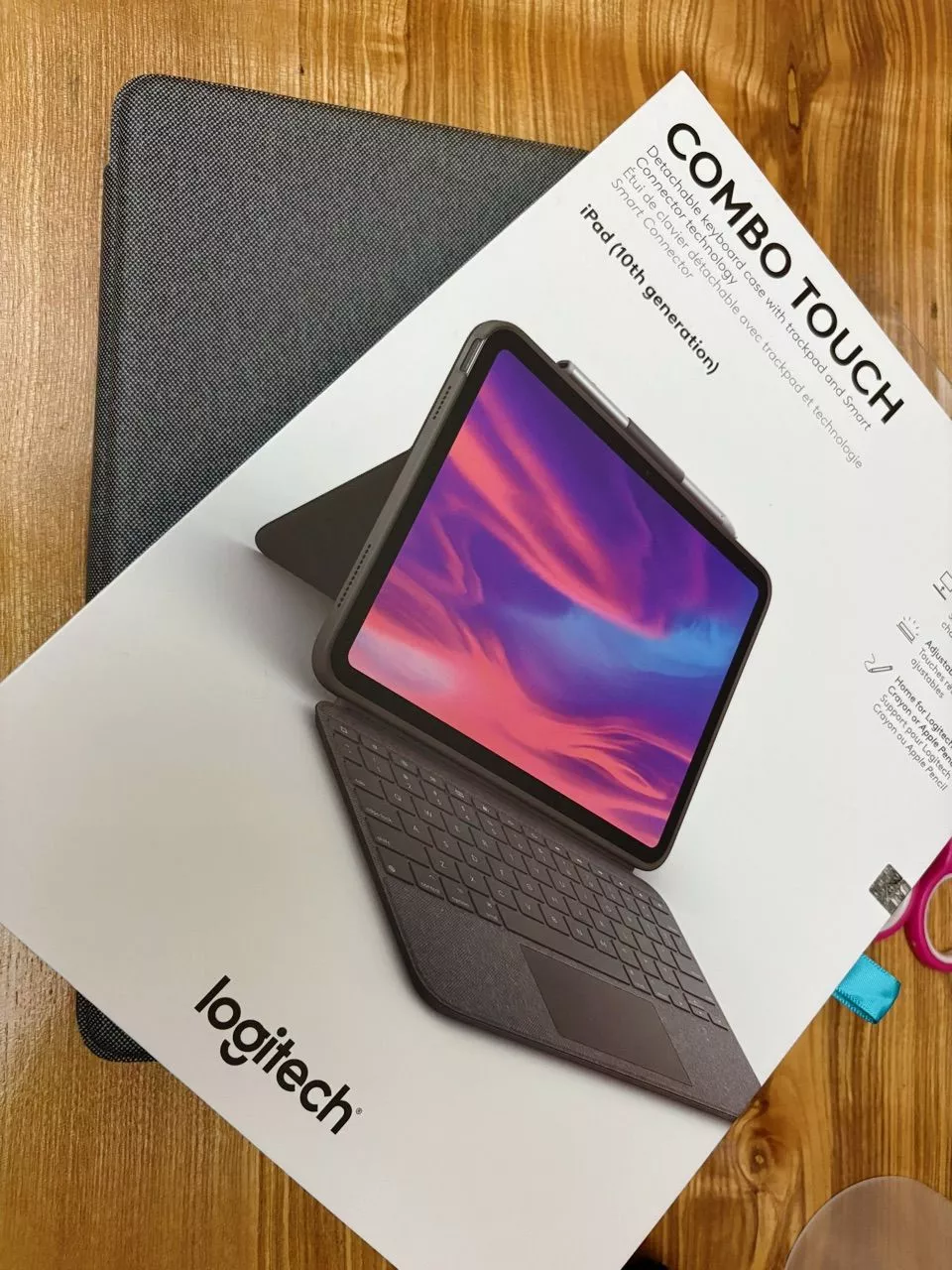 Bao da case kèm phím Logitech Combo Touch dành cho iPad Gen 10 (10.9 inch) - Tháo rời Trackpad