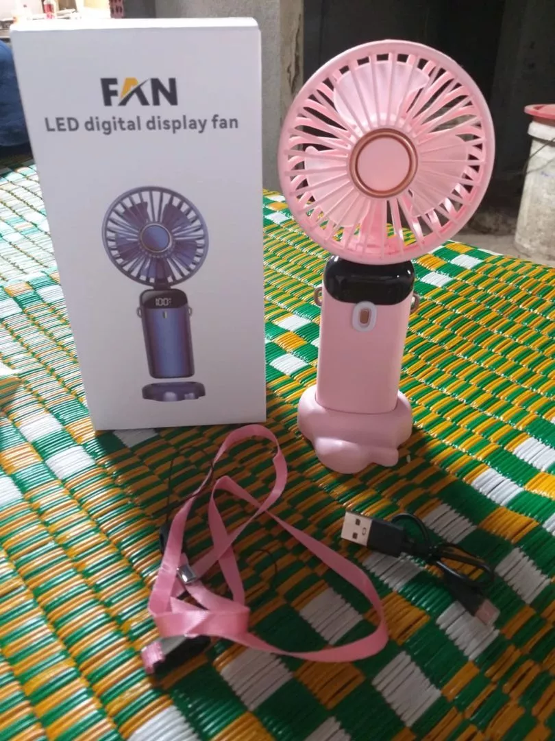 Quạt Cầm Tay Mini PTLUXURY Tích Điện ,Pin Sạc 10.000mAh,5 Tốc Độ Gió Có Dây Đeo Cổ,Đèn LED Hiển Thị Mẫu Mới
