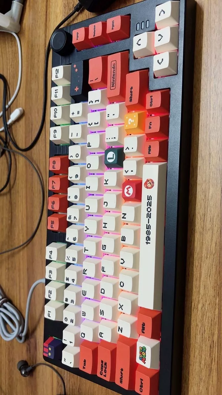 Keycap bàn phím Mario đỏ với chất liệu PBT profile Cherry dành cho các dòng bàn phím cơ 126 phím