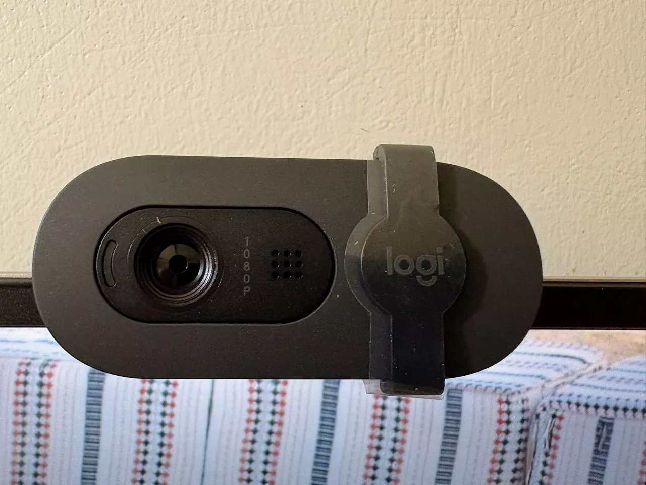 Webcam Full HD Logitech Brio 100 - Cân bằng ánh sáng, Mic, Màn chập, USB-A, Google Meet, Zoom