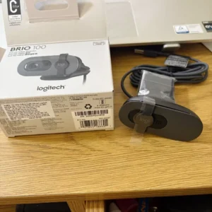 Webcam Full HD Logitech Brio 100 - Cân bằng ánh sáng, Mic, Màn chập, USB-A, Google Meet, Zoom