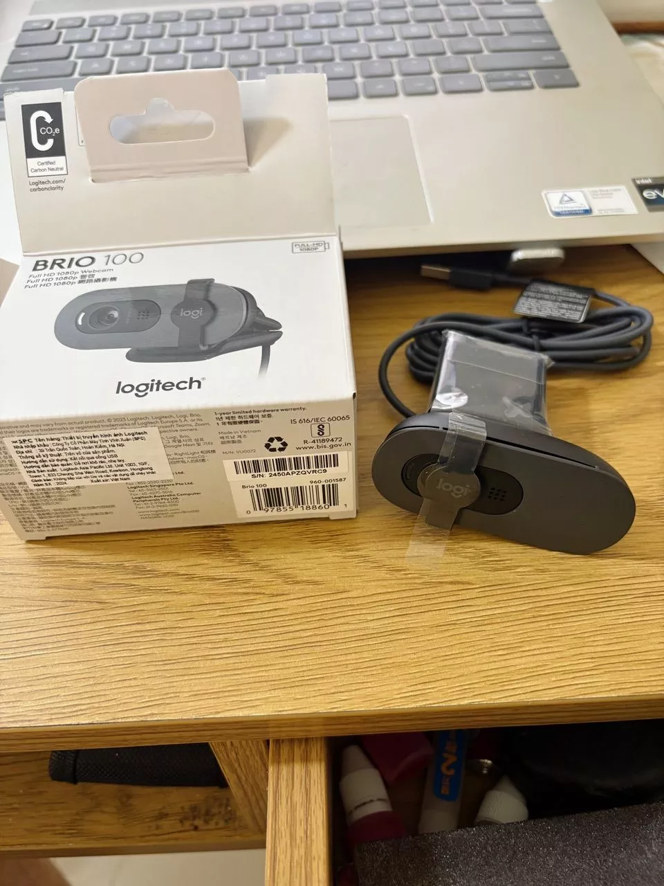 Webcam Full HD Logitech Brio 100 - Cân bằng ánh sáng, Mic, Màn chập, USB-A, Google Meet, Zoom