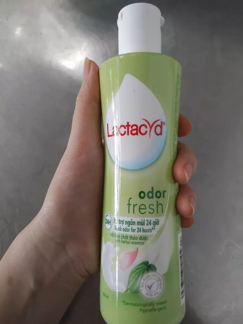 Dung Dịch Vệ Sinh Phụ Nữ Lactacyd Từ Lá Trầu Không&Nước Hoa Hồng Ngày Dài Tươi Mát Ngăn Mùi 24h 250ml
