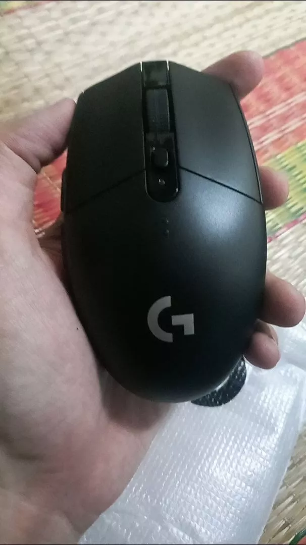 Chuột gaming không dây Logitech G G305 LIGHTSPEED - Hero 12K DPI, Nhẹ 99g, 6 nút lập trình, Pin 250h