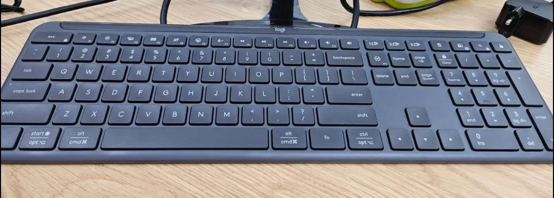 Bàn phím không dây Logitech K950 Signature Slim - Kết nối đa thiết bị, Gõ yên tĩnh, Bluetooth