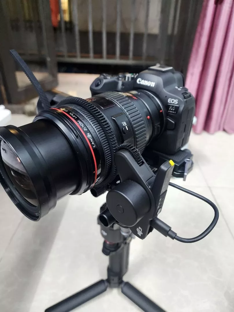 Gimbal máy ảnh DJI RS 4 chống rung cho camera DSLR và Mirrorless tải trọng đến 3kg, quay dọc linh hoạt (DJI RS 4)