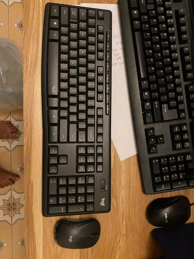 Combo Bàn phím và chuột không dây Logitech MK295 Silent - Giảm ồn, có phím số, bền bỉ