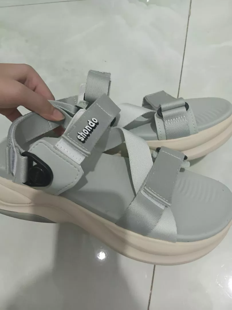 Giày Sandals Nam Nữ SHONDO F8B Êm, Thời Trang Thích Hợp Đi Làm, Đi Học Chơi Màu Xám Be F8B2025