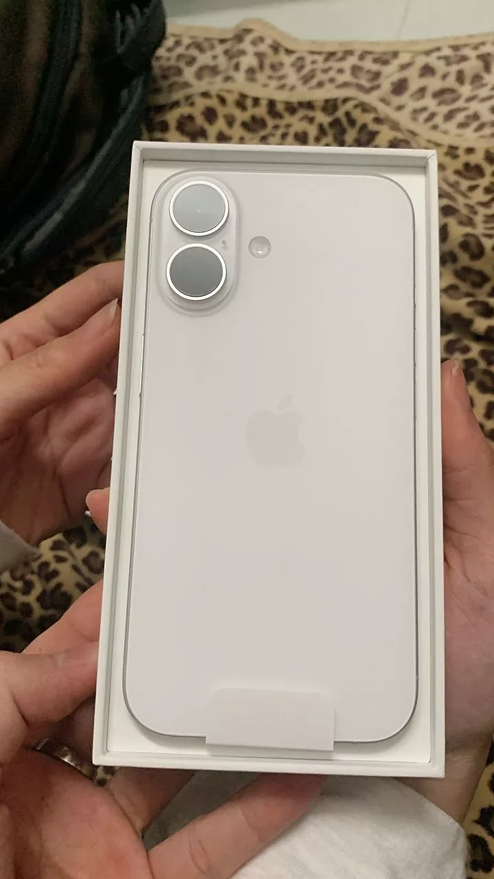Điện thoại Apple iPhone 16 128GB