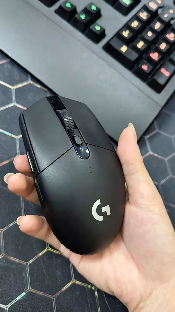 Chuột gaming không dây Logitech G G305 LIGHTSPEED - Hero 12K DPI, Nhẹ 99g, 6 nút lập trình, Pin 250h