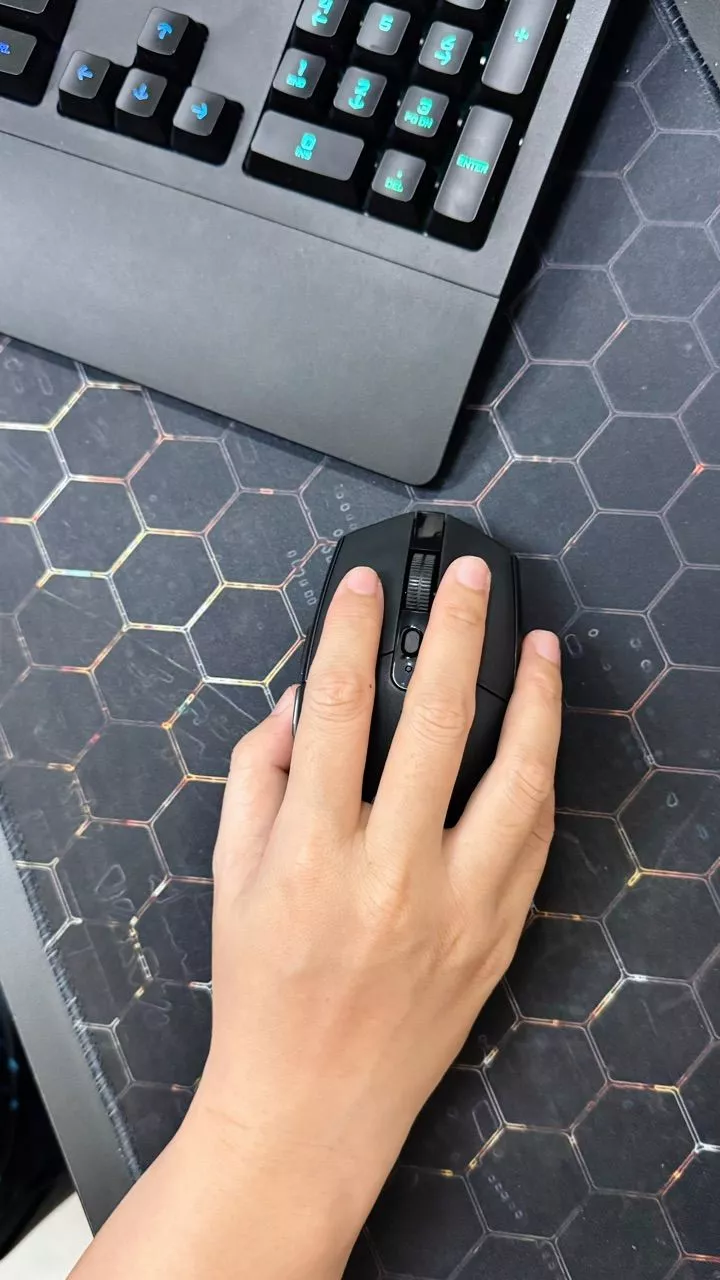 Chuột gaming không dây Logitech G G305 LIGHTSPEED - Hero 12K DPI, Nhẹ 99g, 6 nút lập trình, Pin 250h