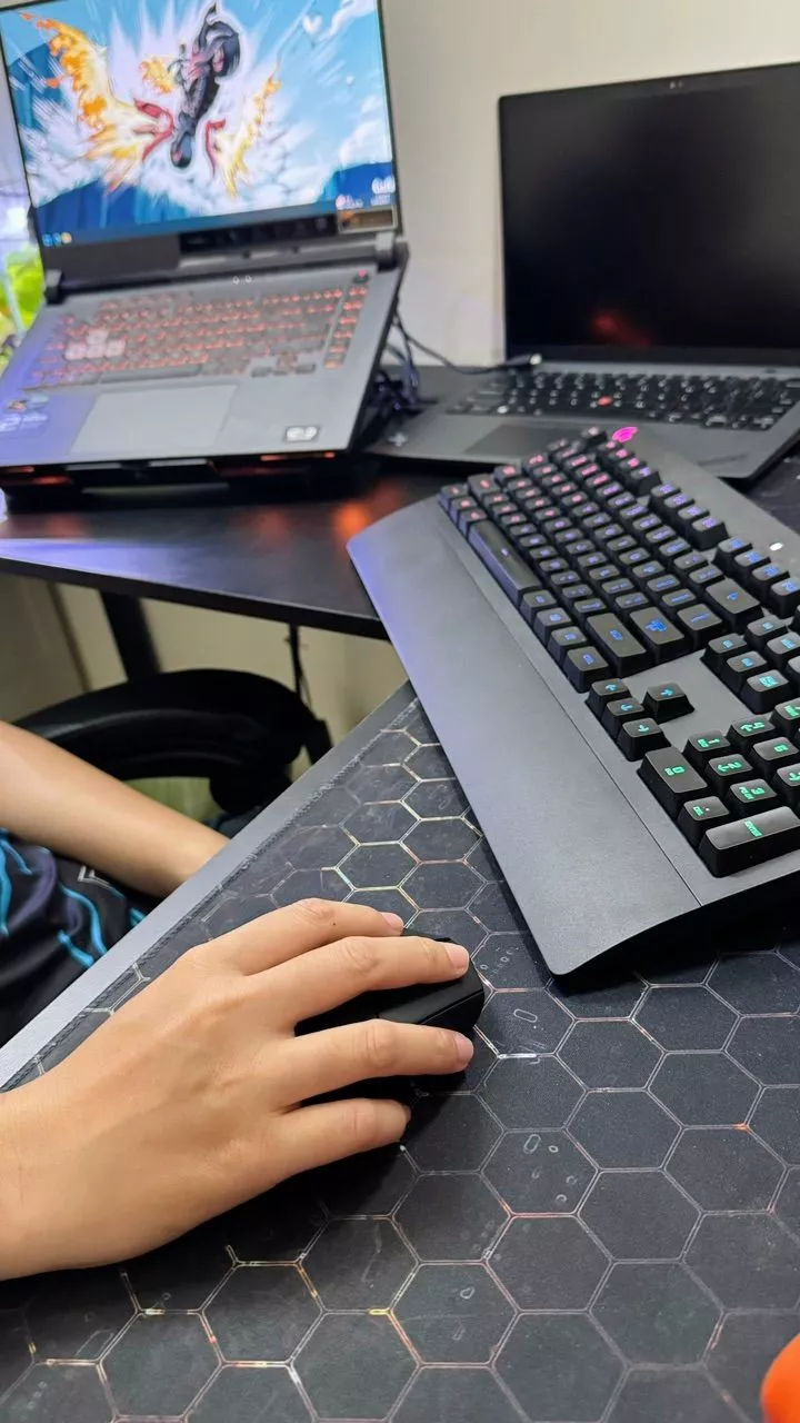Chuột gaming không dây Logitech G G305 LIGHTSPEED - Hero 12K DPI, Nhẹ 99g, 6 nút lập trình, Pin 250h