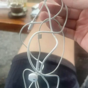 Tai nghe chân dẹp bóc máy ố nhẹ trầy nhẹ thanh lý. tặng kèm dây bọc tai