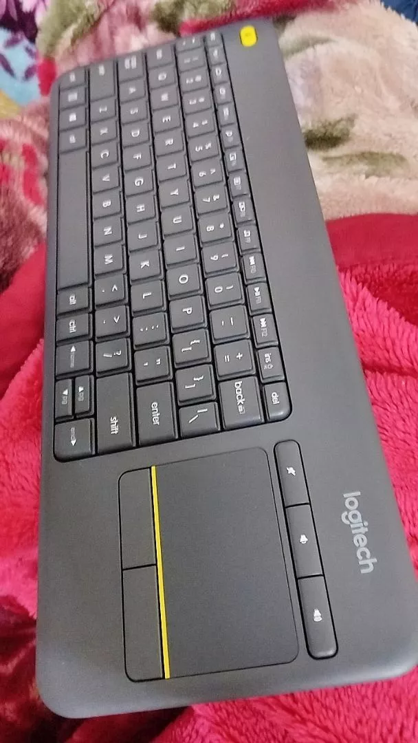 Bàn phím không dây Logitech K400 Plus, có touchpad để kết nối PC - TV, Laptop