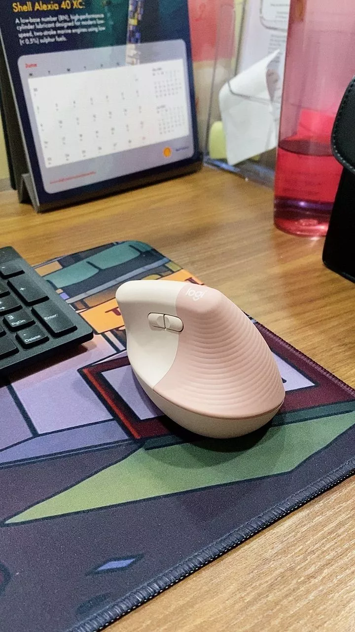 Chuột công thái học không dây Logitech Lift Vertical - Bluetooth | USB, giảm ồn, Win/ Mac