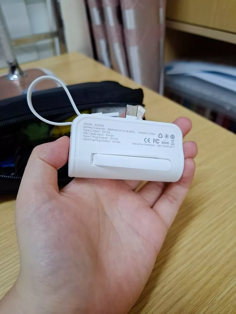 GOOJODOQ 5000mah Mini Power Bank cho iPhone Android Phone Cáp tích hợp Bộ sạc di động nhỏ gọn Lightning & Type C
