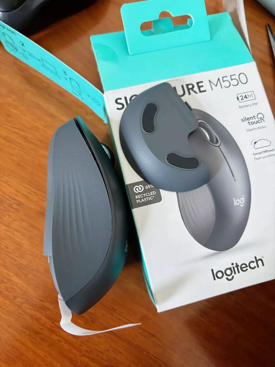 Chuột không dây Bluetooth Logitech M550 Signature - SmartWheel, giảm ồn, 4000DPI, Đa thiết bị