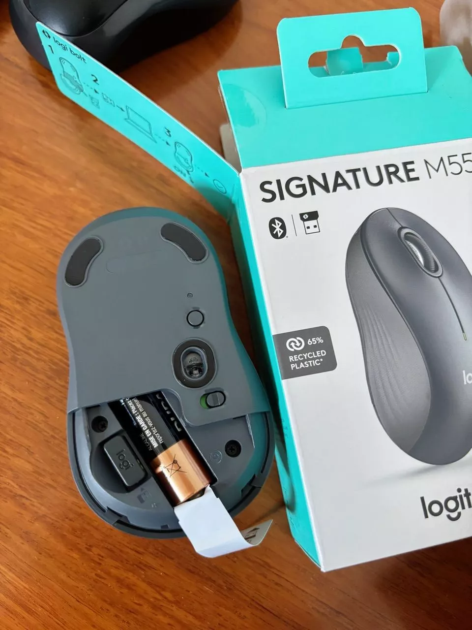Chuột không dây Bluetooth Logitech M550 Signature - SmartWheel, giảm ồn, 4000DPI, Đa thiết bị