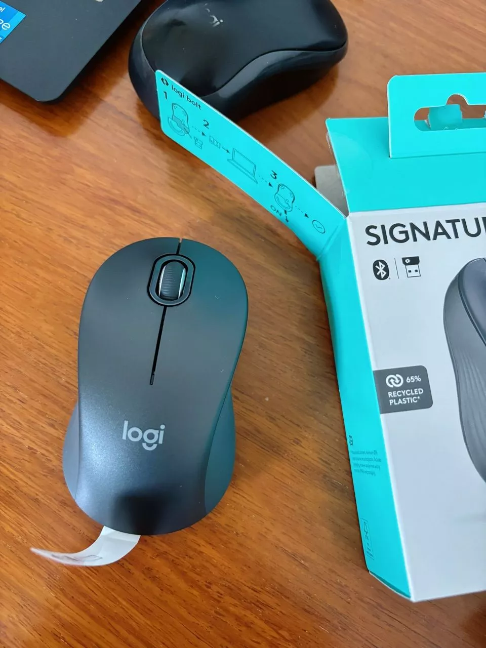 Chuột không dây Bluetooth Logitech M550 Signature - SmartWheel, giảm ồn, 4000DPI, Đa thiết bị