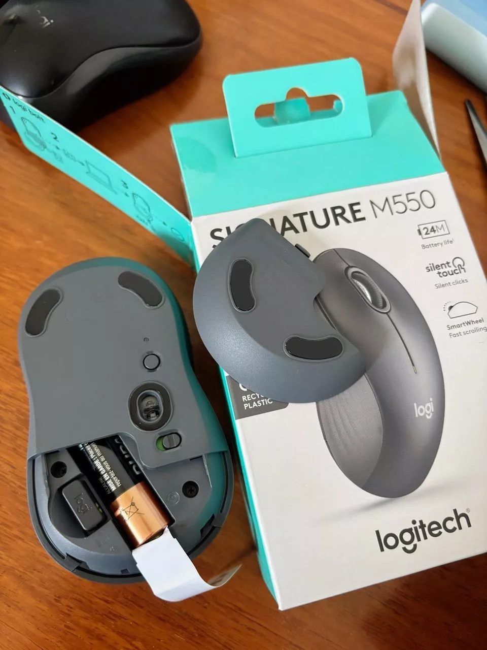 Chuột không dây Bluetooth Logitech M550 Signature - SmartWheel, giảm ồn, 4000DPI, Đa thiết bị