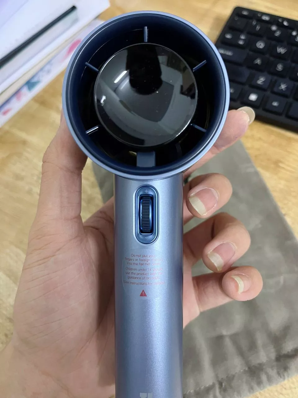 Quạt Cầm Tay Cao Cấp JISULIFE FA53 Pro1 ABS và Pro1 S - Con Lăn Tốc Độ - Đèn LED Hiển Thị - Sử Dụng Đến 15H BH 12 Tháng
