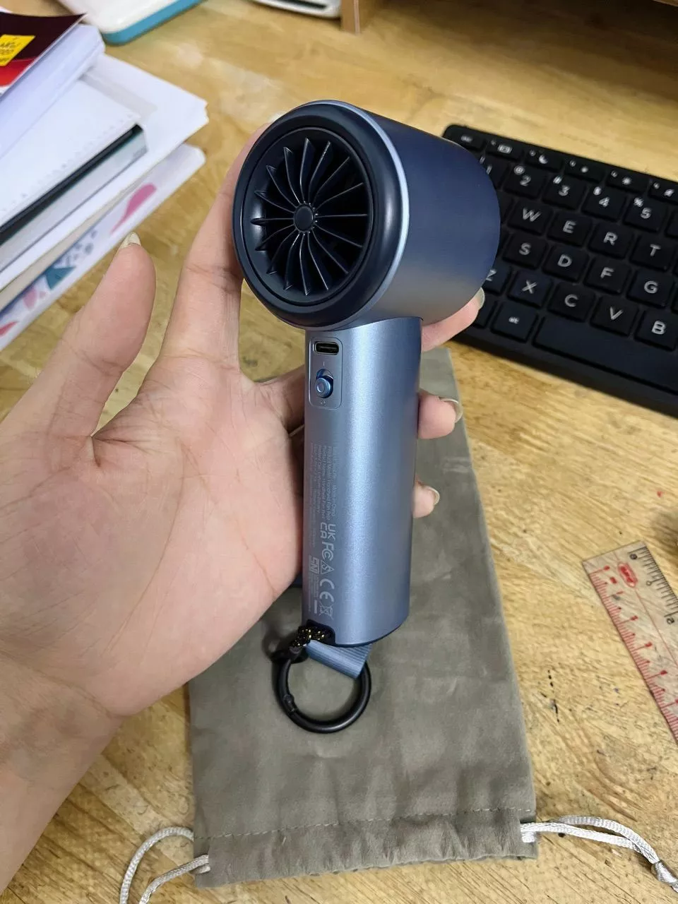 Quạt Cầm Tay Cao Cấp JISULIFE FA53 Pro1 ABS và Pro1 S - Con Lăn Tốc Độ - Đèn LED Hiển Thị - Sử Dụng Đến 15H BH 12 Tháng