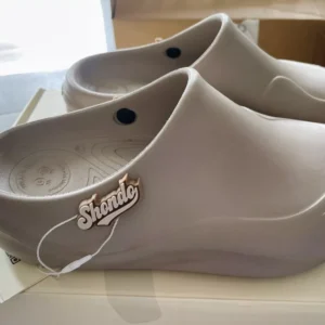 Dép Sục Unisex Shondo Suke Clog Gắn Charm Dễ Thương Đế Ôm Lòng Bàn Chân Nhiều Màu