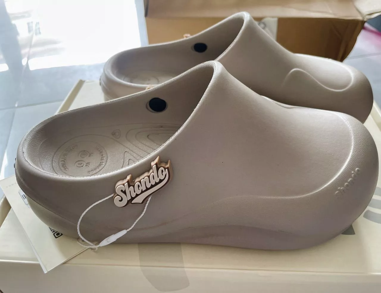 Dép Sục Unisex Shondo Suke Clog Gắn Charm Dễ Thương Đế Ôm Lòng Bàn Chân Nhiều Màu