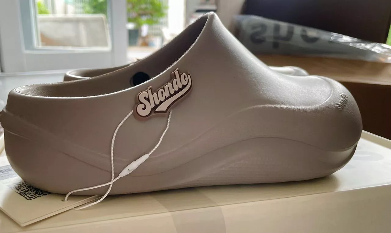 Dép Sục Unisex Shondo Suke Clog Gắn Charm Dễ Thương Đế Ôm Lòng Bàn Chân Nhiều Màu