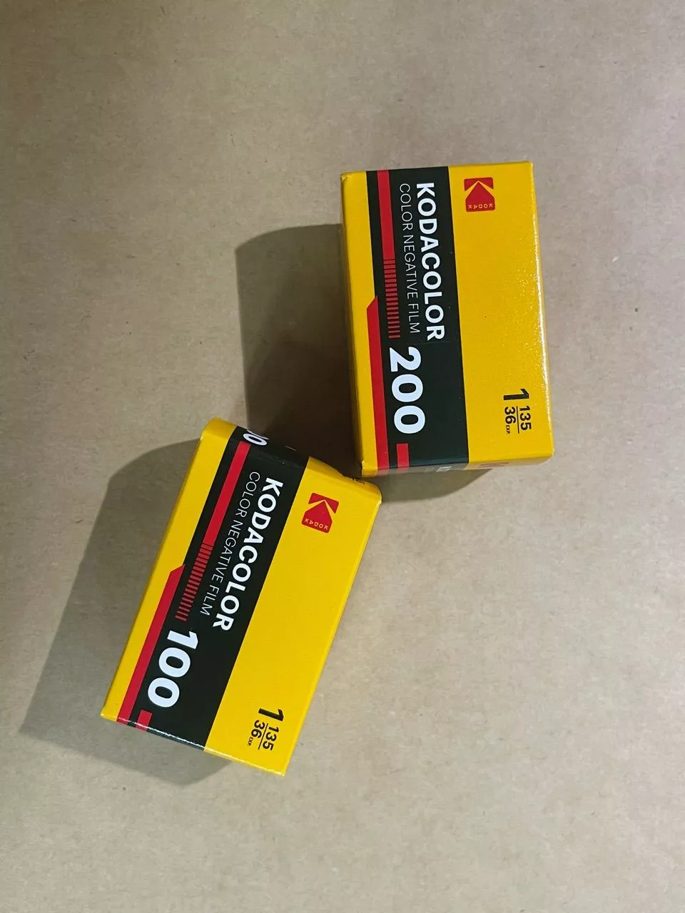 Fujifilm 400 36exp date 02/2027 film 35mm (phiên bản mới XTRA 400 ) hộp lẻ 1 hộp giấy có 1 cuộn film và hủ nhựa bảo quản