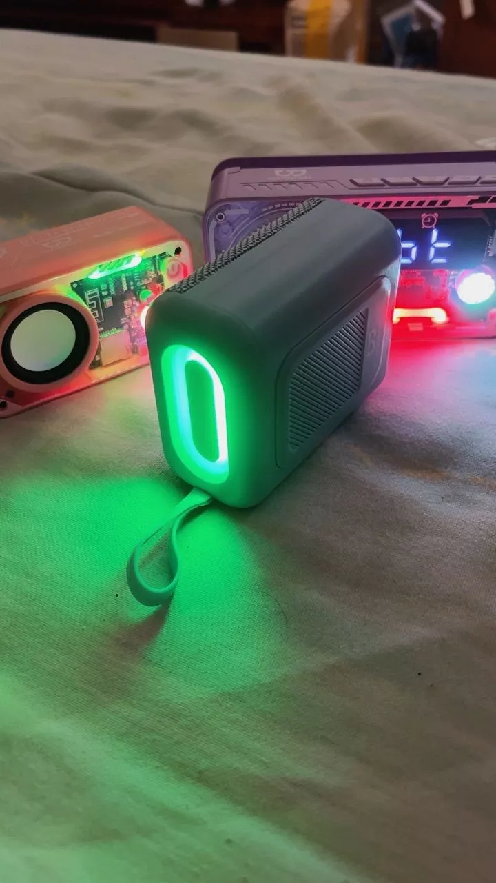 Loa Bluetooth GOOJODOQ RGB sở hữu hệ thống đèn LED chất lượng cao và âm thanh Hi-Fi, hỗ trợ phát nhạc từ thẻ TF/USB.