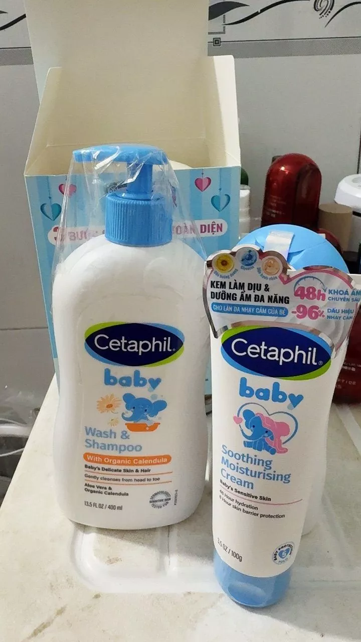 Combo Dầu massage dưỡng ẩm 200ml & Sữa tắm gội hoa cúc hữu cơ 400ML & Kem dưỡng ẩm và làm dịu 100G
