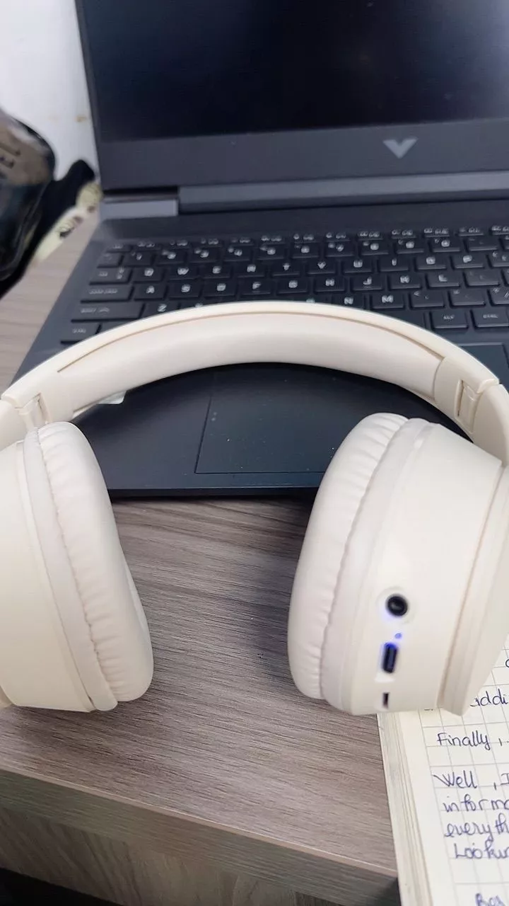 Tai nghe Bluetooth 5.3 GOOJODOQ, âm thanh nổi HiFi, thời lượng pin dài và nhiều chế độ phát lại.