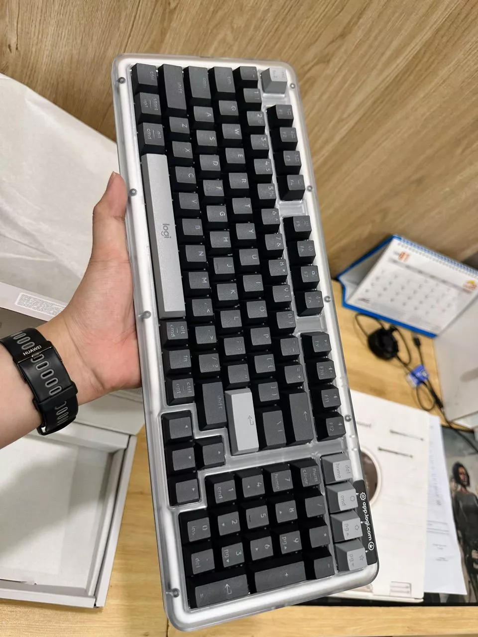 Bàn phím cơ không dây Logitech Alto Keys K98M - Đệm hấp thụ rung động, đèn nền, Bluetooth, Sạc USB-C