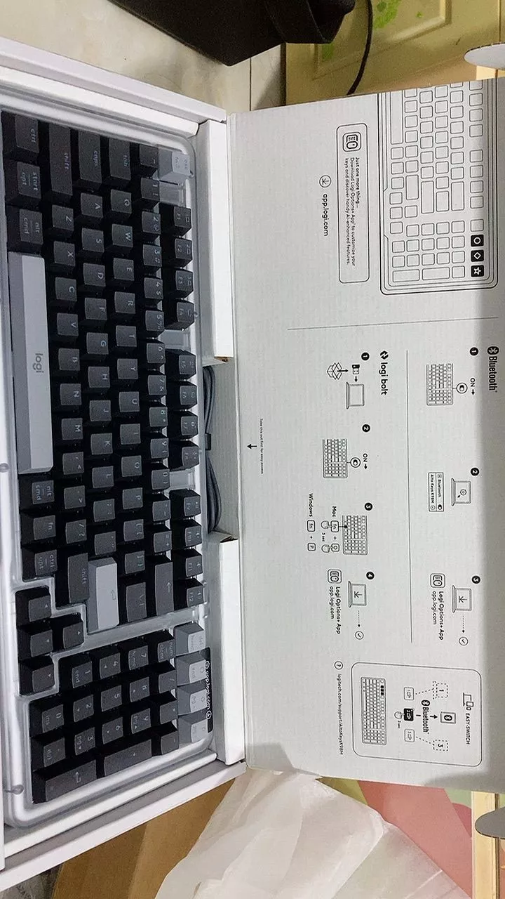 Bàn phím cơ không dây Logitech Alto Keys K98M - Đệm hấp thụ rung động, đèn nền, Bluetooth, Sạc USB-C