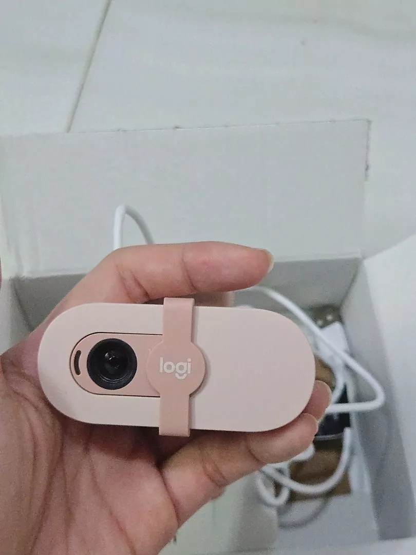 Webcam Full HD Logitech Brio 100 - Cân bằng ánh sáng, Mic, Màn chập, USB-A, Google Meet, Zoom