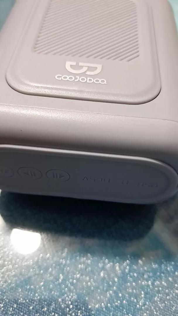 Loa Bluetooth GOOJODOQ RGB sở hữu hệ thống đèn LED chất lượng cao và âm thanh Hi-Fi, hỗ trợ phát nhạc từ thẻ TF/USB.