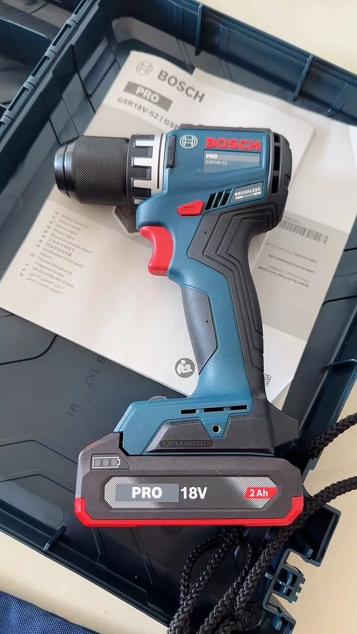 Máy khoan vặn vít pin Bosch GSR 18V-52 – Động cơ không chổi than, đầu kẹp kim loại 13mm