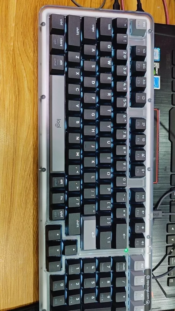 Bàn phím cơ không dây Logitech Alto Keys K98M - Đệm hấp thụ rung động, đèn nền, Bluetooth, Sạc USB-C