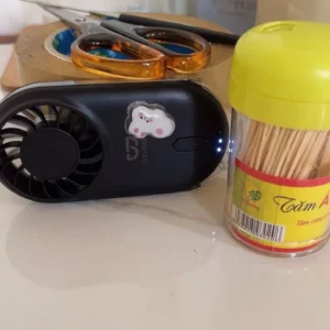 Quạt mini cầm tay siêu mỏng GOOJODOQ có tốc độ quay 10.000 vòng/phút và tốc độ gió 9,1 m/giây