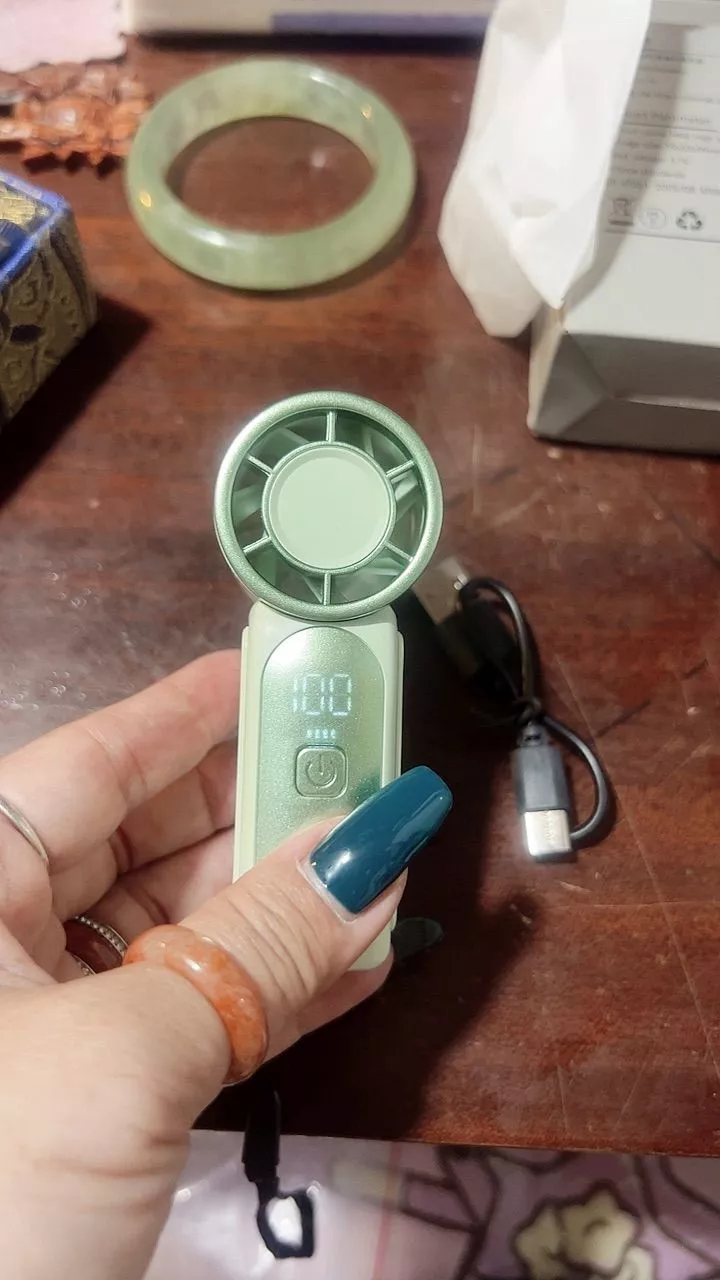 Quạt Mini Tích Điện 2026 – Pin Lâu, Gió Mạnh, Mát Lạnh Suốt Ngày, Siêu Nhỏ Gọn Tiện Mang Theo